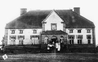 Das neue Haus von 1911, Nord- bzw. Hofseite. Im Giebel über der Freitreppe die Jahrzahl und die Initialien H. S.